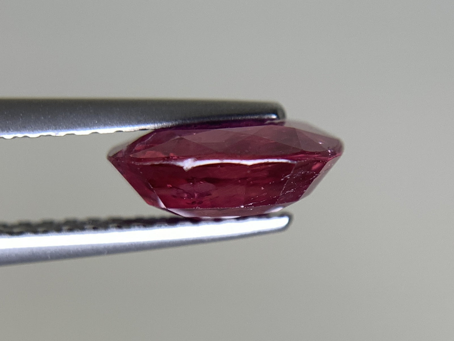 ルビー 天然 2.304ct 中央宝石ソーティング付き 8.77㎜×7.35㎜×3.59㎜ ルース（ 裸石 ） 5816Y