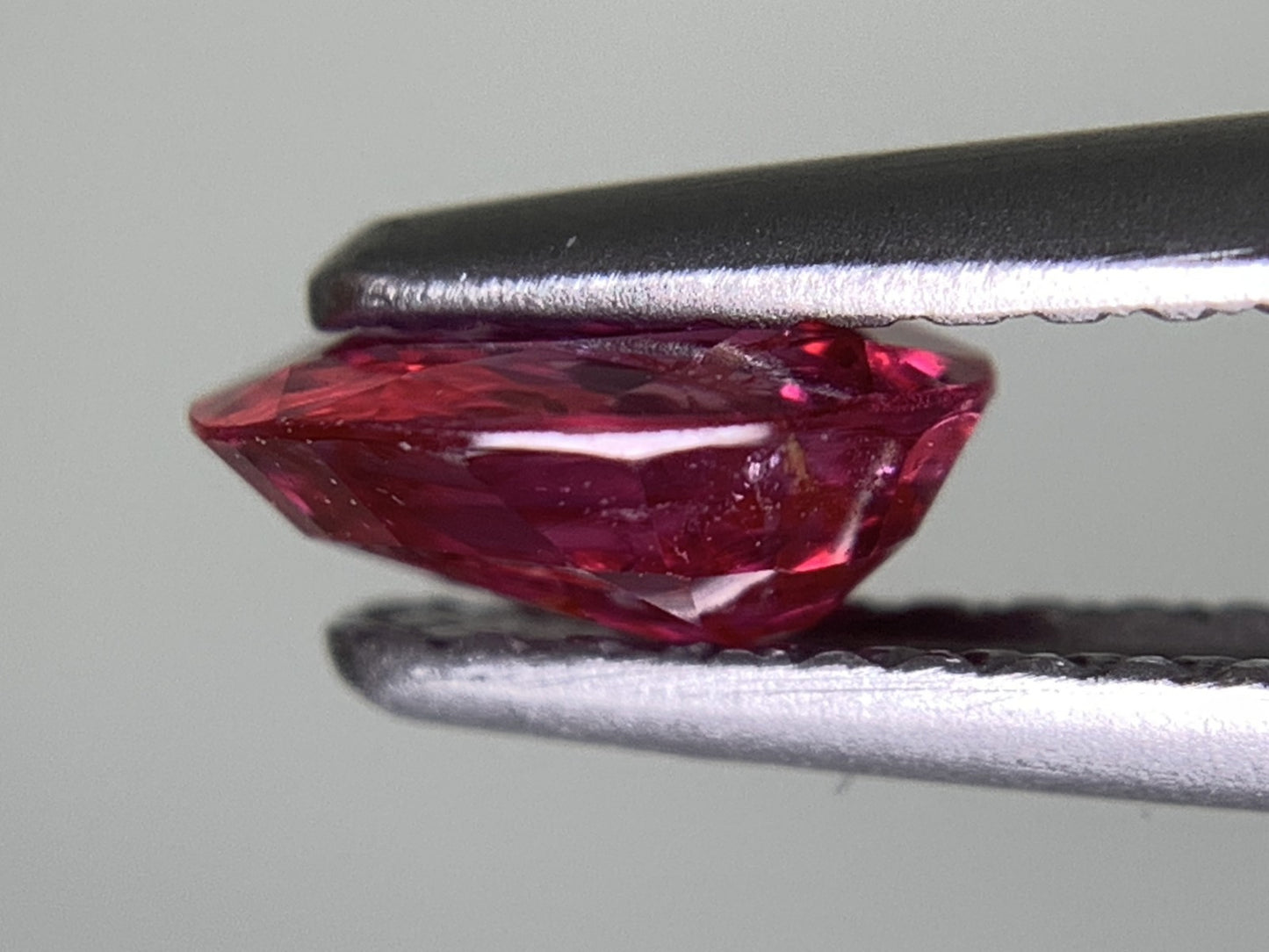 ルビー 天然 0.903ct 中央宝石ソーティング付き 6.68㎜×5.27㎜×2.88㎜ ルース（ 裸石 ） 7370Y