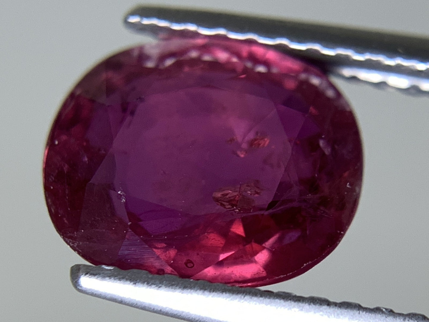ルビー 天然 2.304ct 中央宝石ソーティング付き 8.77㎜×7.35㎜×3.59㎜ ルース（ 裸石 ） 5816Y