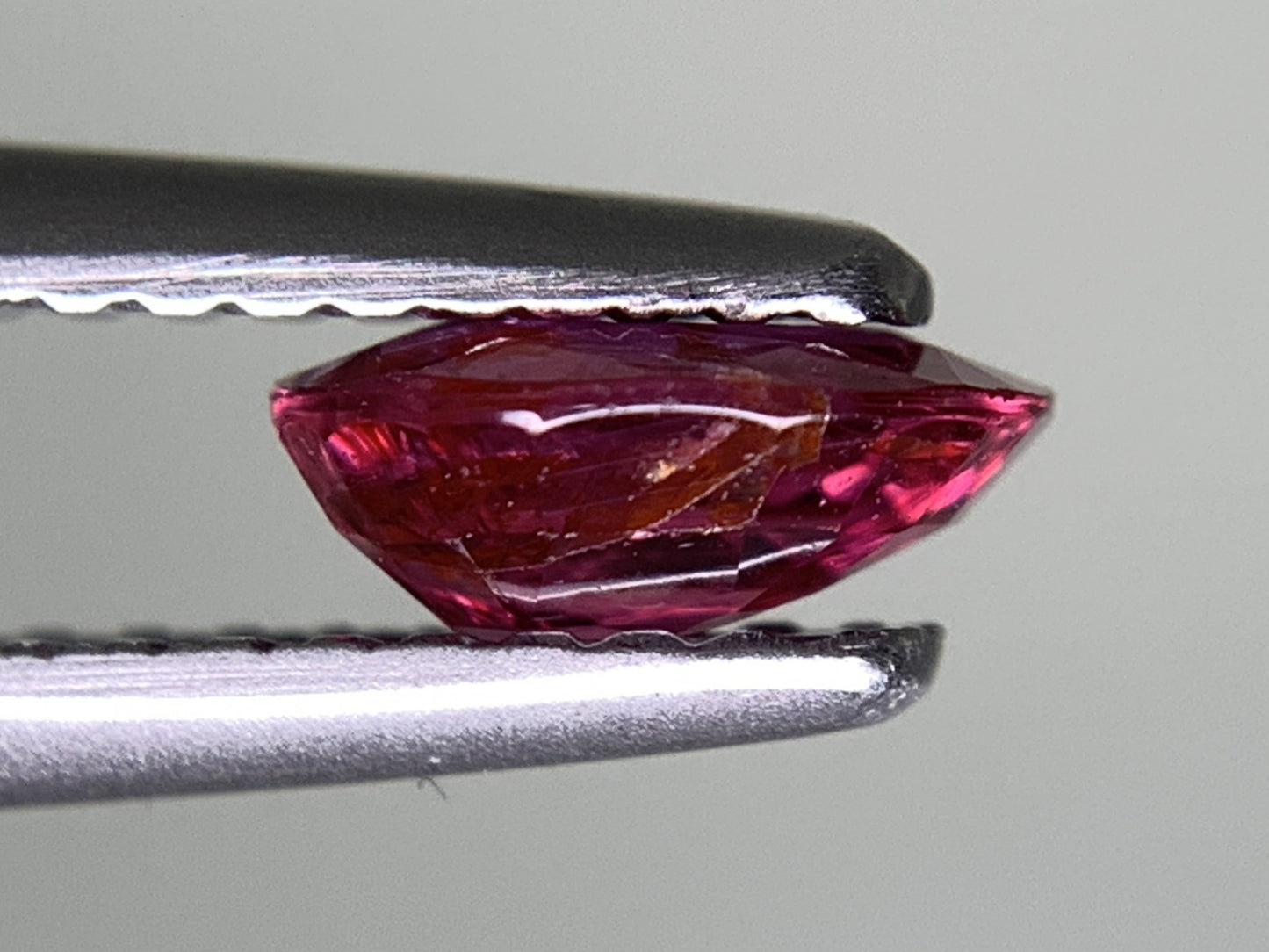 ルビー 天然 0.903ct 中央宝石ソーティング付き 6.68㎜×5.27㎜×2.88㎜ ルース（ 裸石 ） 7370Y