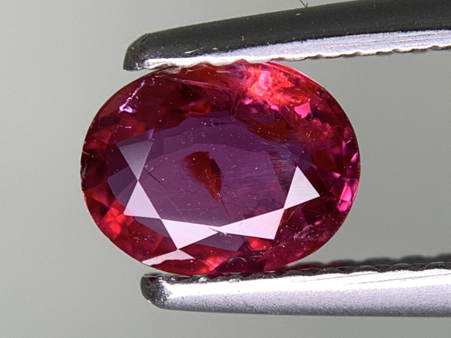 ルビー 天然 0.903ct 中央宝石ソーティング付き 6.68㎜×5.27㎜×2.88㎜ ルース（ 裸石 ） 7370Y