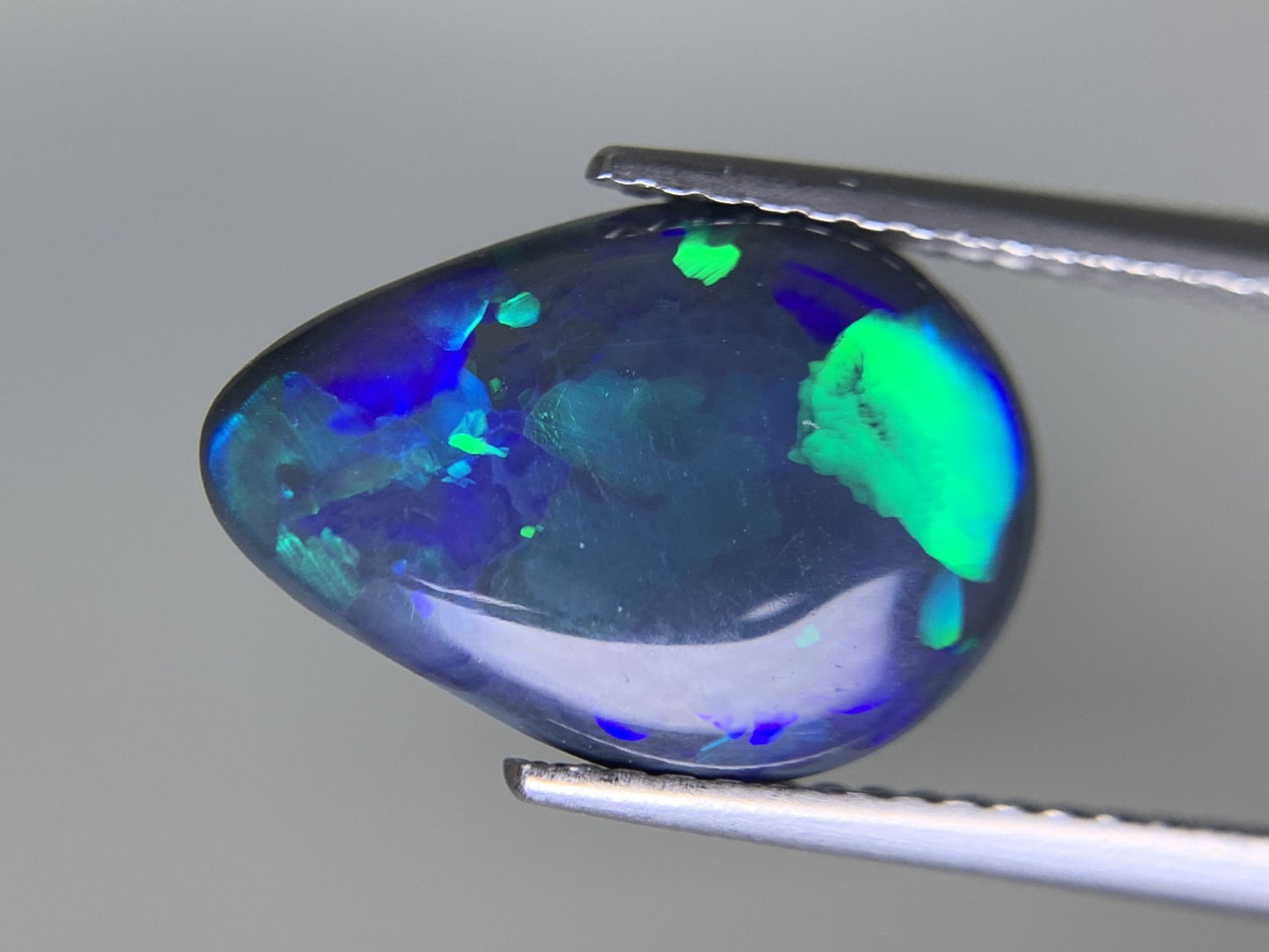 ブラックオパール 天然 2.258ct 中央宝石ソーティング付き 13.8㎜×9.8㎜×2.8㎜ ルース（ 裸石 ） 8190Y