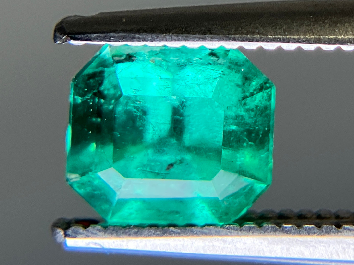 エメラルド 天然  1.093ct  中央宝石ソーティング付き  6.53㎜×5.86㎜×4.85㎜  ルース（ 裸石 ） 6101YY