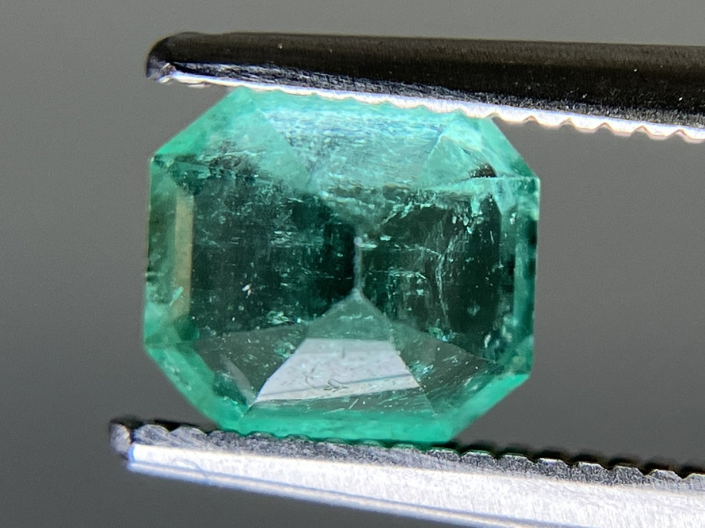 エメラルド 天然  1.093ct  中央宝石ソーティング付き  6.53㎜×5.86㎜×4.85㎜  ルース（ 裸石 ） 6101YY
