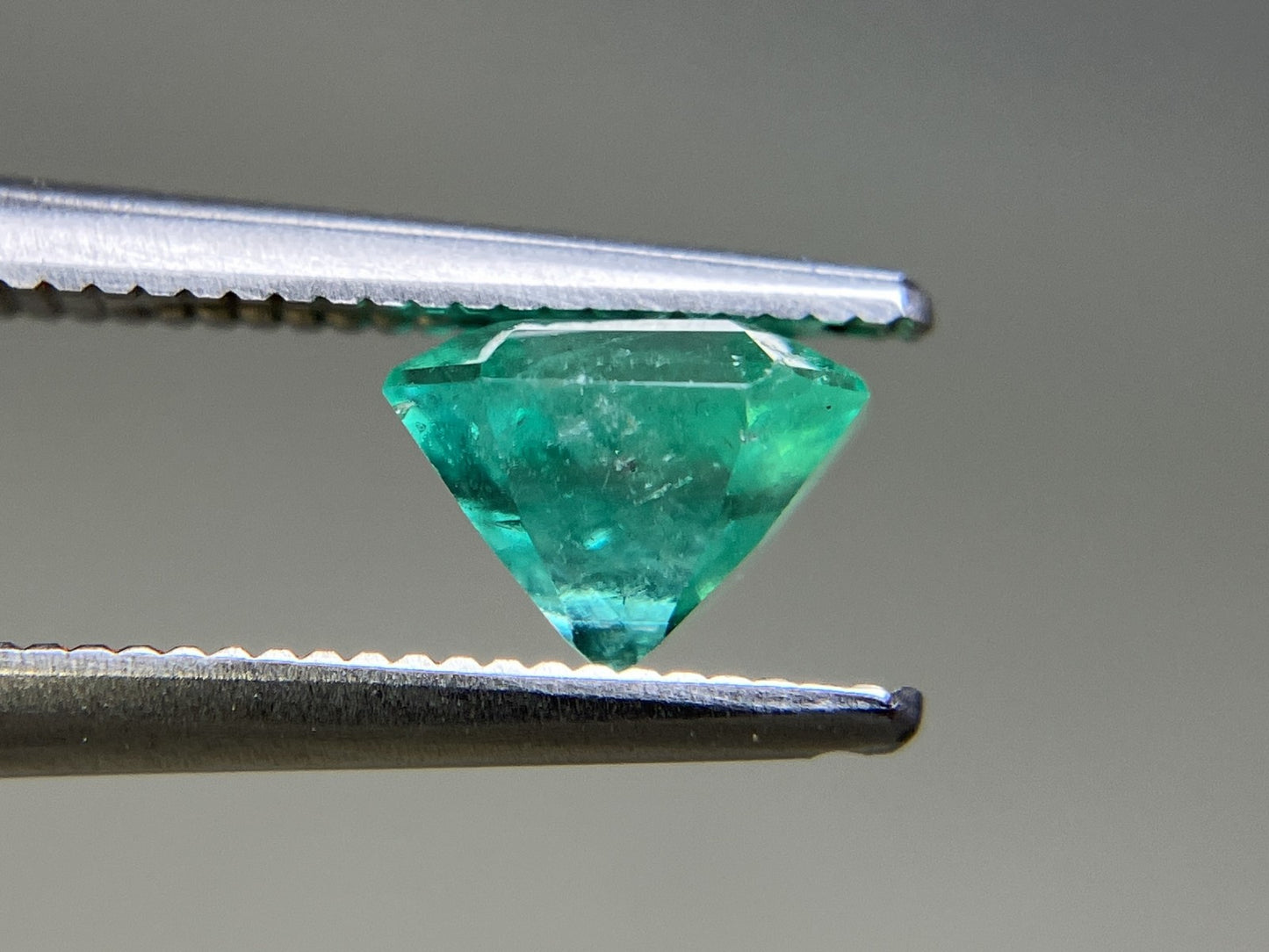 エメラルド 天然  1.093ct  中央宝石ソーティング付き  6.53㎜×5.86㎜×4.85㎜  ルース（ 裸石 ） 6101YY