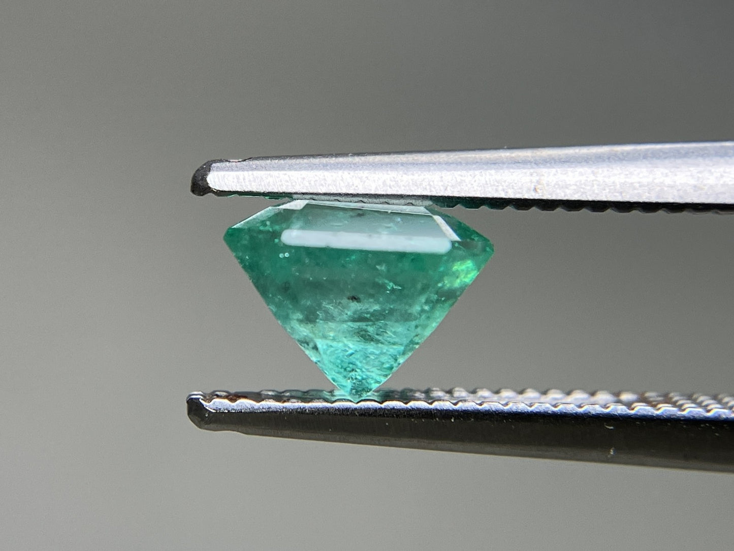 エメラルド 天然  1.093ct  中央宝石ソーティング付き  6.53㎜×5.86㎜×4.85㎜  ルース（ 裸石 ） 6101YY