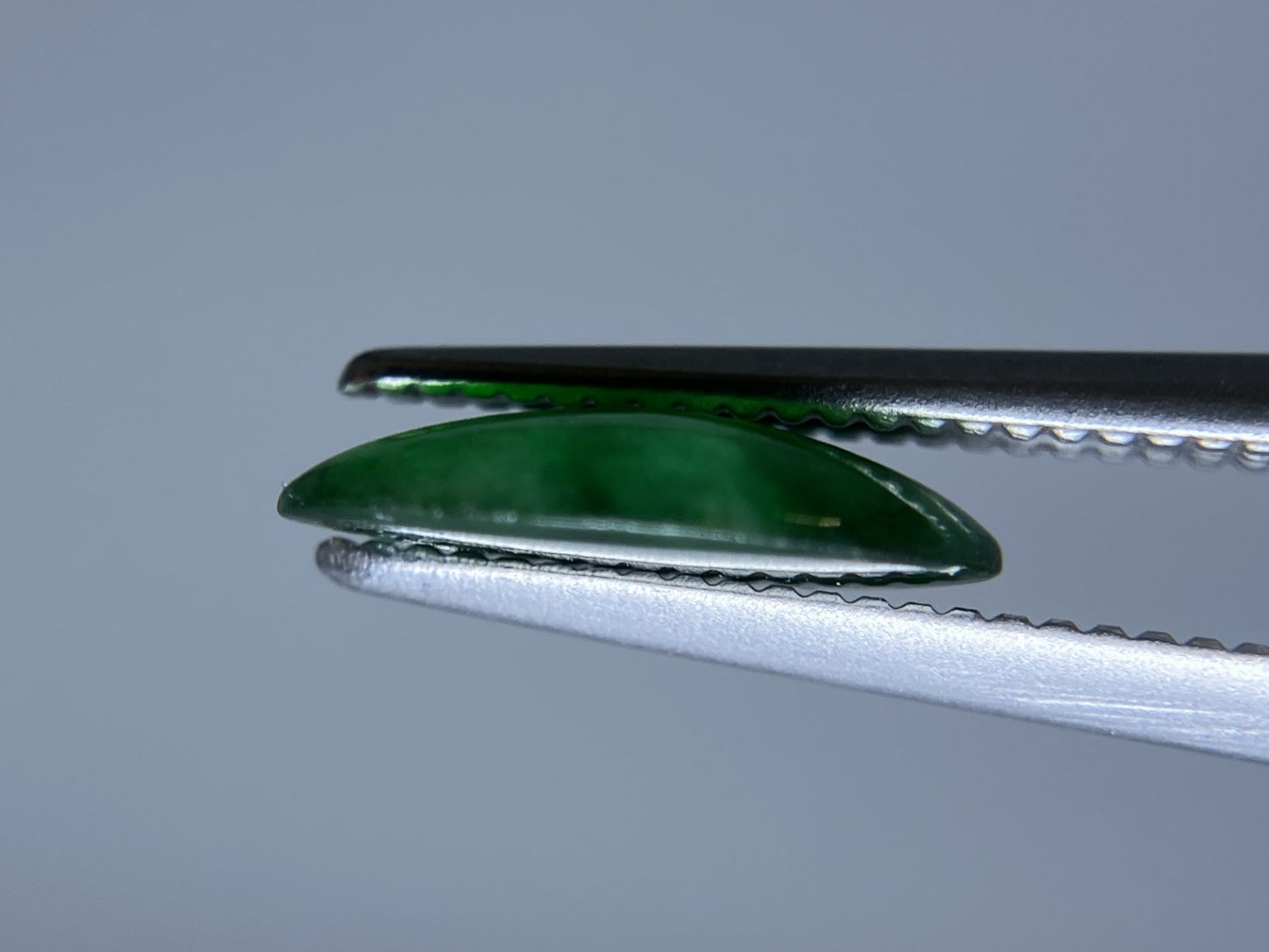 ヒスイ 1.185ct　天然　 宝石ソーティング付き 9.4㎜×6.7㎜×1.9㎜ ルース（ 裸石 ） 3988S