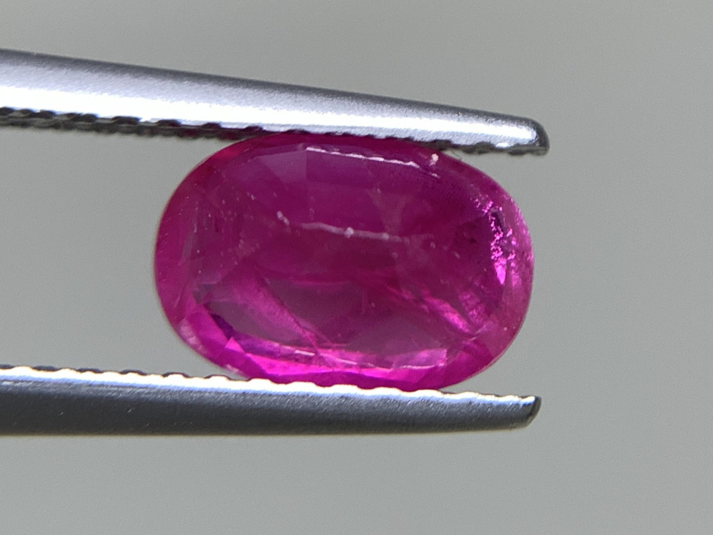 ルビー  天然  1.445ct  中央宝石ソーティング付き  7.77㎜×5.40㎜×3.73㎜   ルース（ 裸石 ） 5582Y