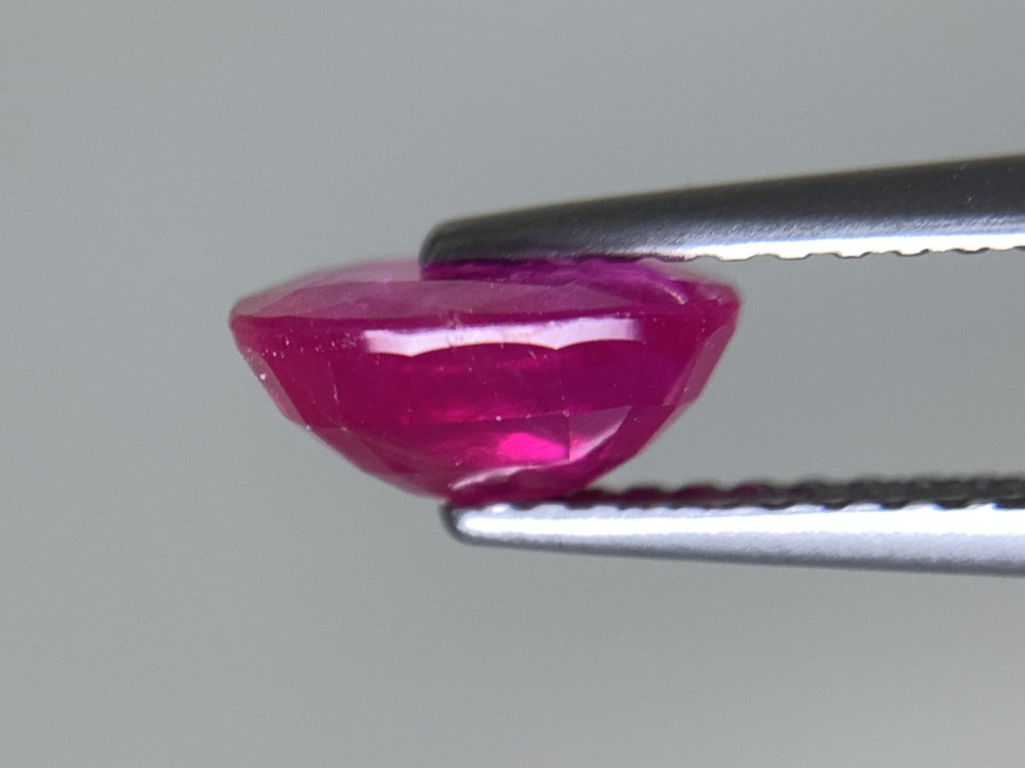 ルビー  天然  1.445ct  中央宝石ソーティング付き  7.77㎜×5.40㎜×3.73㎜   ルース（ 裸石 ） 5582Y