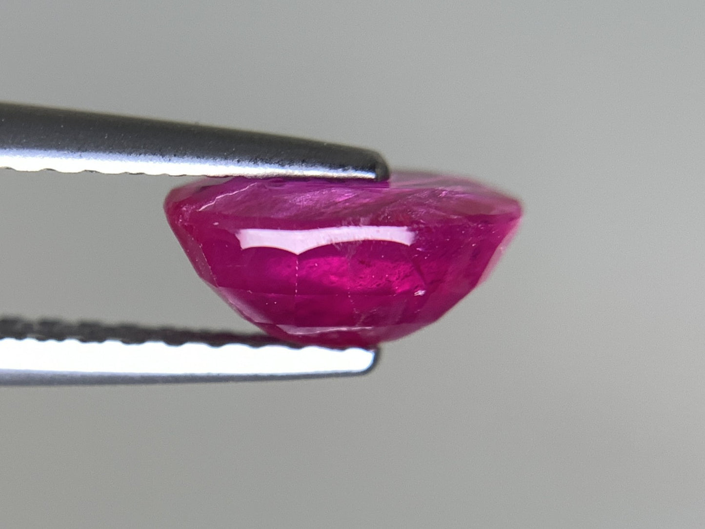 ルビー  天然  1.445ct  中央宝石ソーティング付き  7.77㎜×5.40㎜×3.73㎜   ルース（ 裸石 ） 5582Y