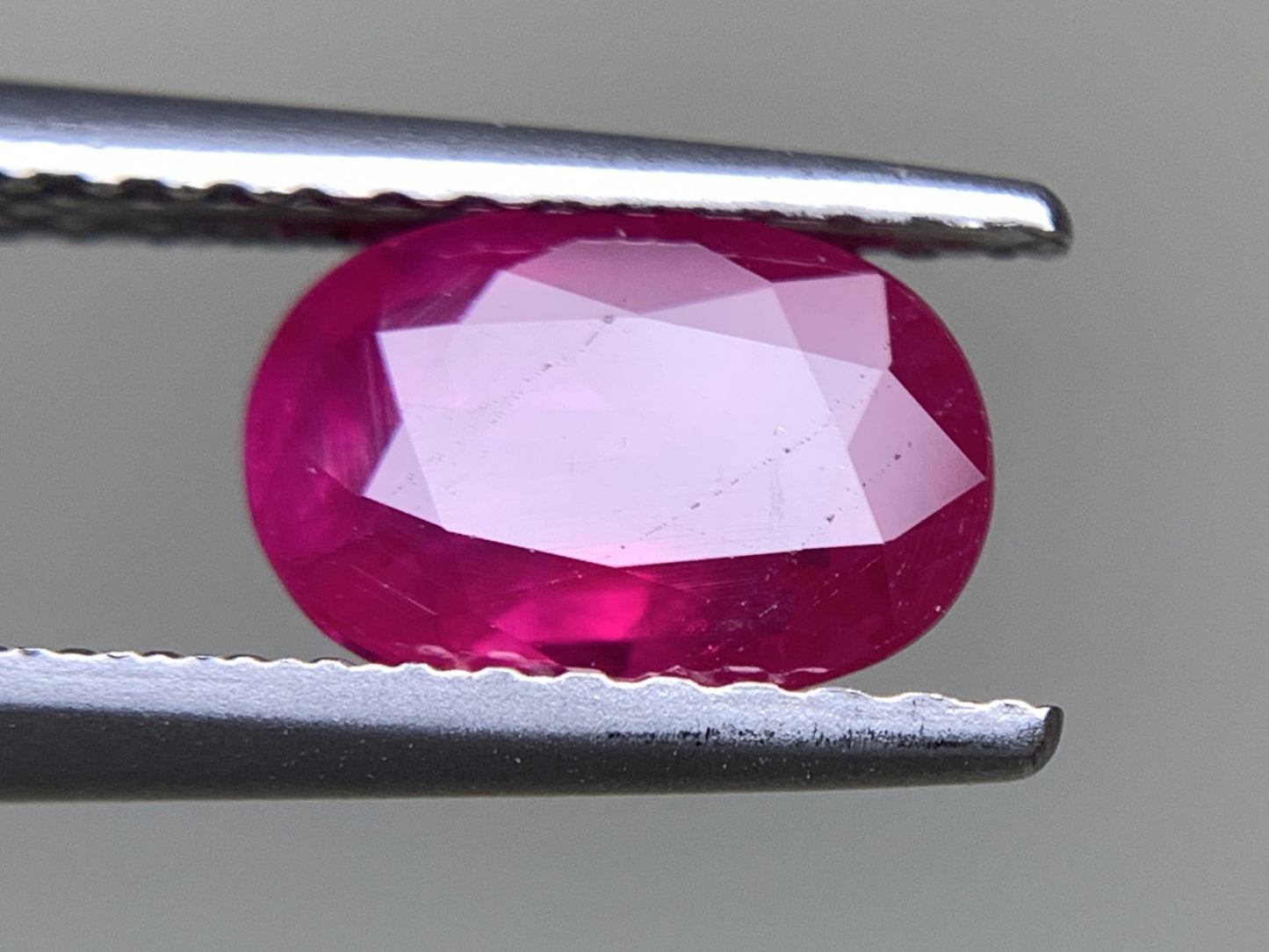 ルビー  天然  1.445ct  中央宝石ソーティング付き  7.77㎜×5.40㎜×3.73㎜   ルース（ 裸石 ） 5582Y