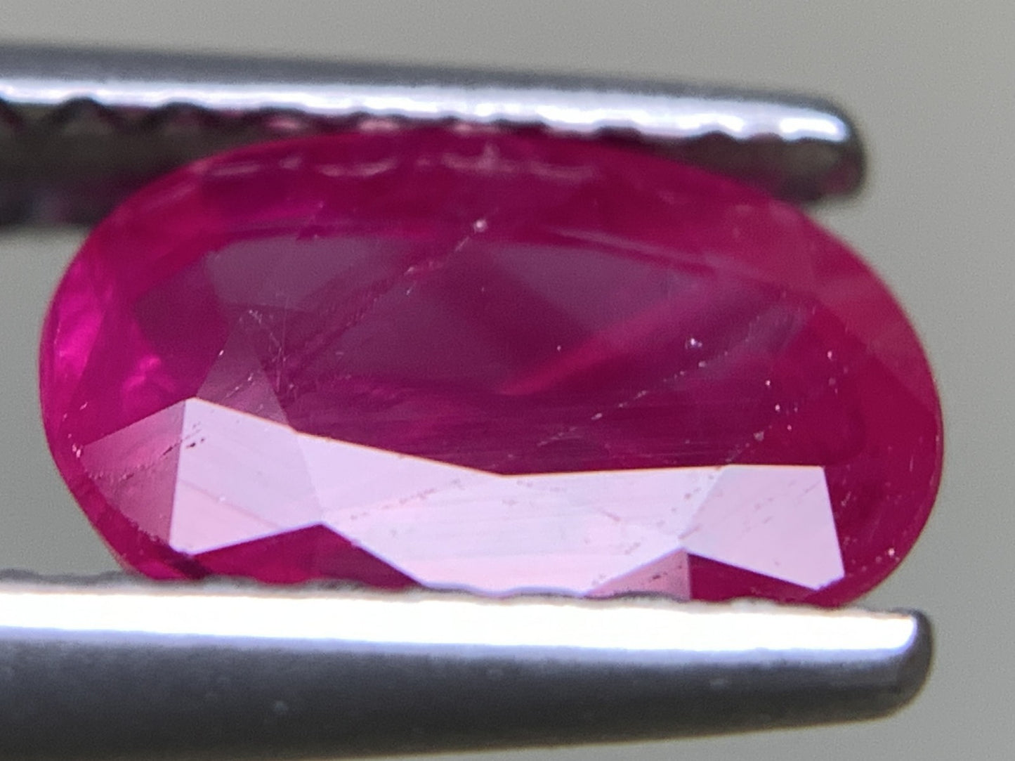ルビー  天然  1.445ct  中央宝石ソーティング付き  7.77㎜×5.40㎜×3.73㎜   ルース（ 裸石 ） 5582Y
