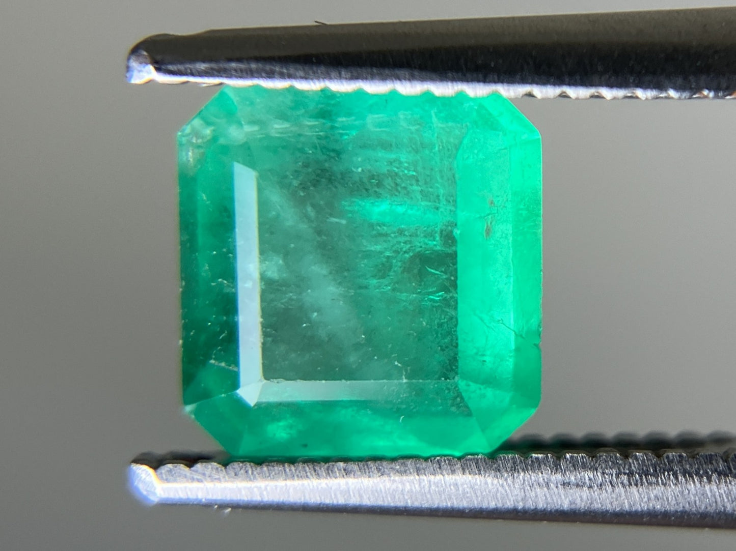 エメラルド 天然  1.291ct  中央宝石ソーティング付き  6.99㎜×6.67㎜×3.86㎜  ルース（ 裸石 ） 6114YY