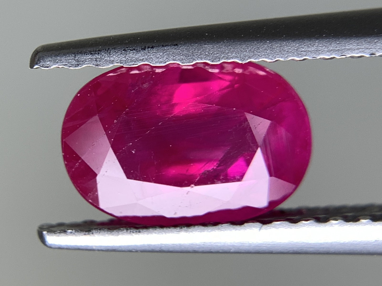 ルビー  天然  1.445ct  中央宝石ソーティング付き  7.77㎜×5.40㎜×3.73㎜   ルース（ 裸石 ） 5582Y