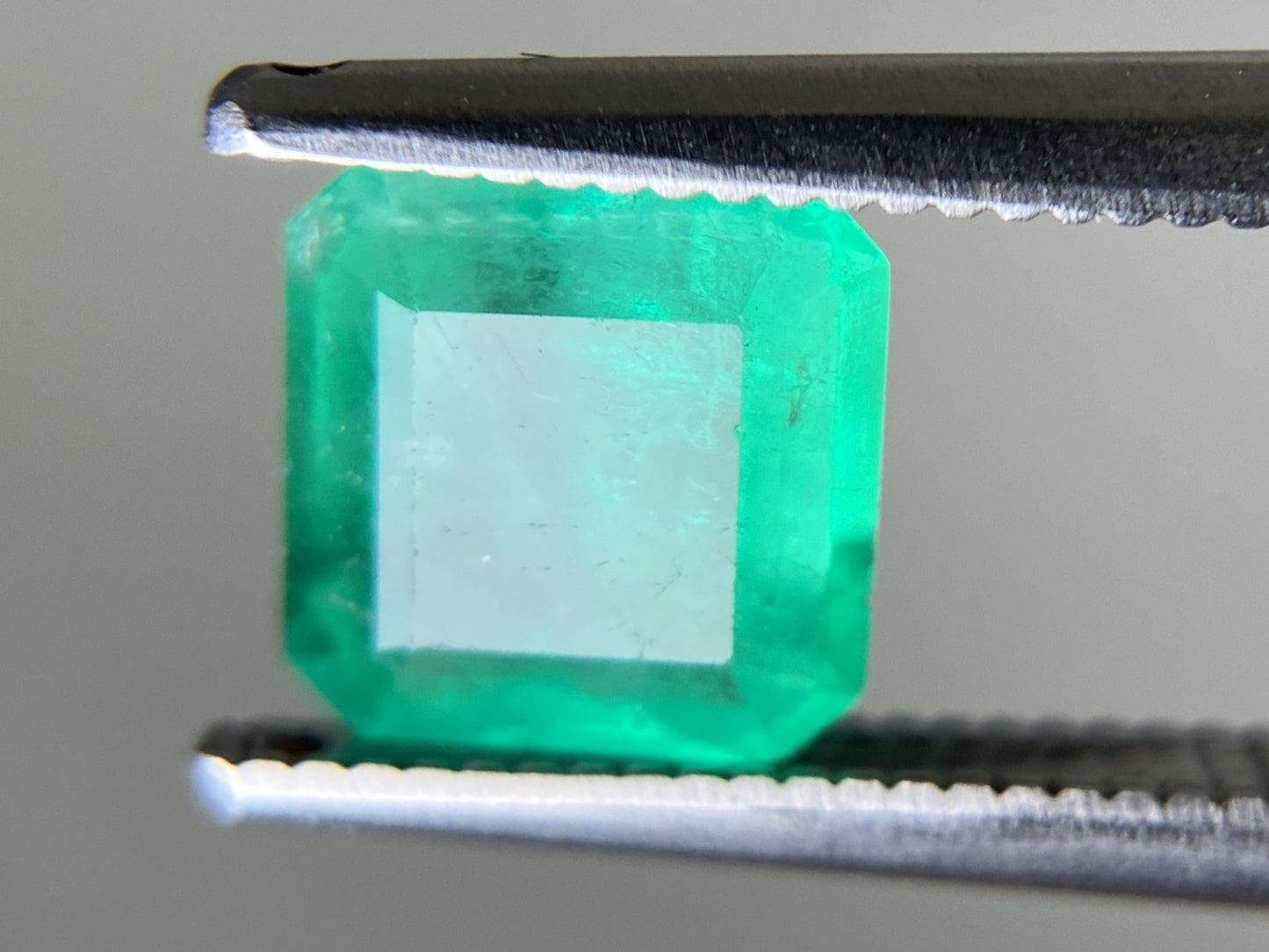 エメラルド 天然  1.291ct  中央宝石ソーティング付き  6.99㎜×6.67㎜×3.86㎜  ルース（ 裸石 ） 6114YY