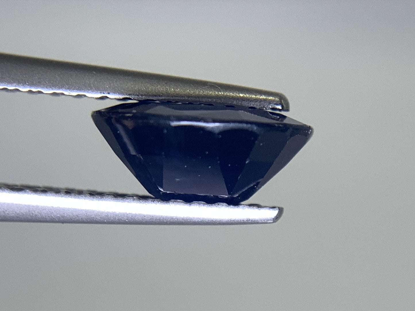 サファイア 1.898ct 宝石ソーティング付き  8.5㎜×6.6㎜×3.8㎜ ルース（ 裸石 ） 2307Y
