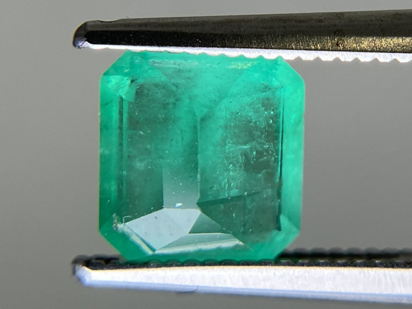 エメラルド 天然  1.291ct  中央宝石ソーティング付き  6.99㎜×6.67㎜×3.86㎜  ルース（ 裸石 ） 6114YY