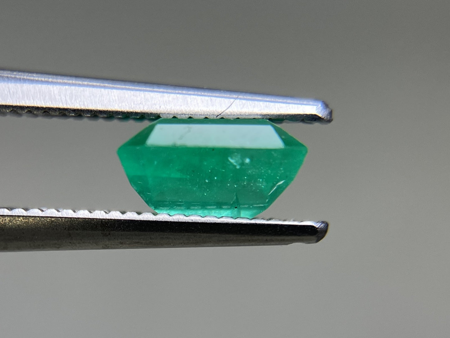 エメラルド 天然  1.291ct  中央宝石ソーティング付き  6.99㎜×6.67㎜×3.86㎜  ルース（ 裸石 ） 6114YY