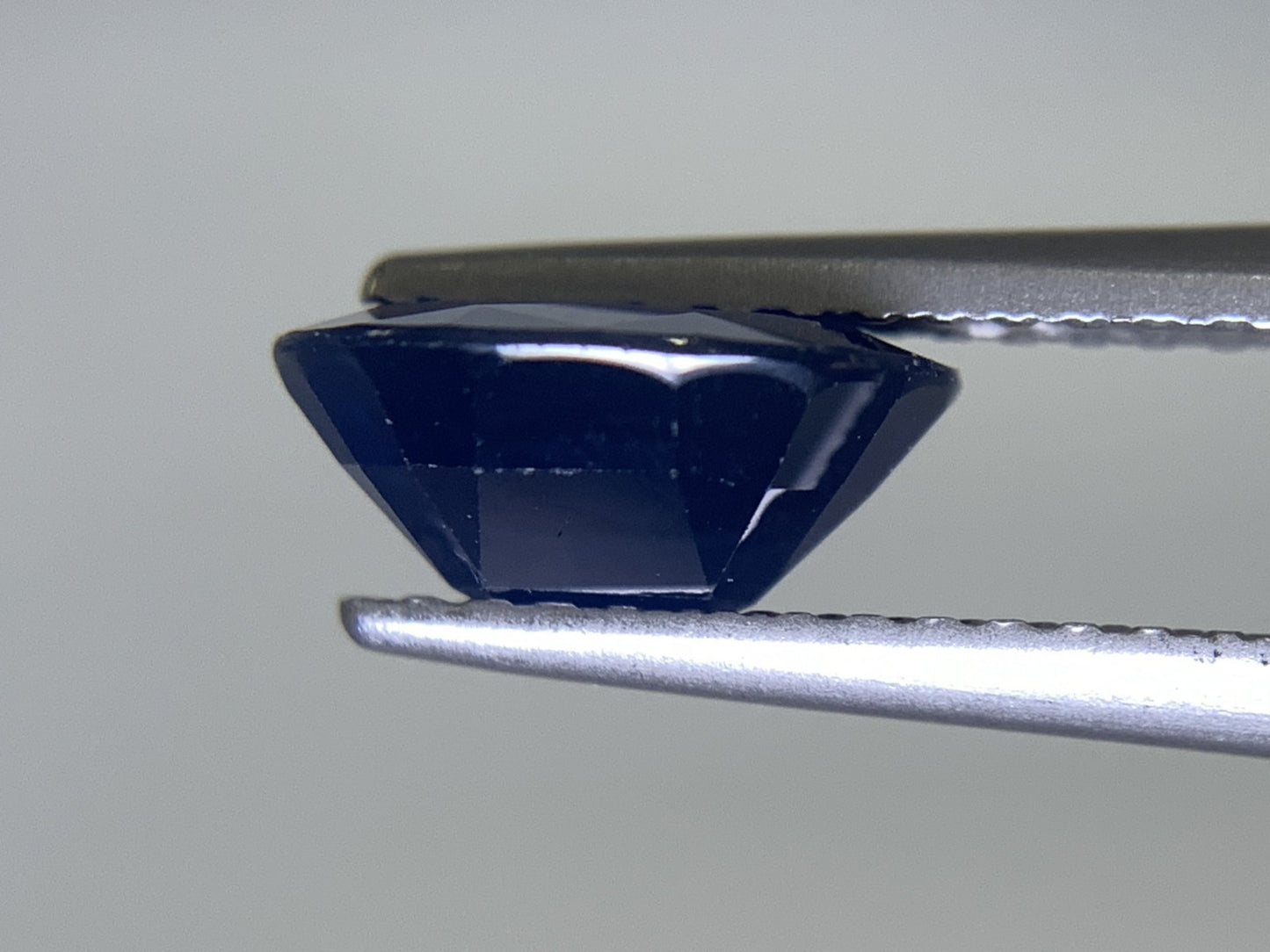 サファイア 1.898ct 宝石ソーティング付き  8.5㎜×6.6㎜×3.8㎜ ルース（ 裸石 ） 2307Y