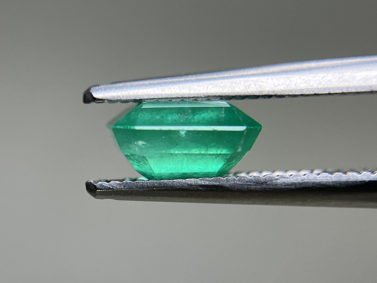 エメラルド 天然  1.291ct  中央宝石ソーティング付き  6.99㎜×6.67㎜×3.86㎜  ルース（ 裸石 ） 6114YY