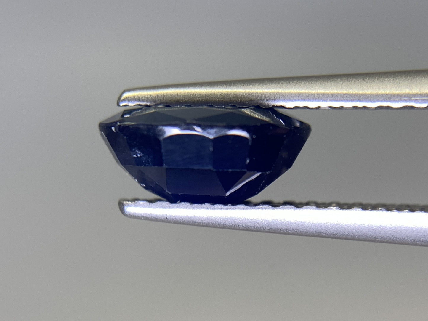 サファイア 1.747ct 宝石ソーティング付き  8.1㎜×6.1㎜×3.7㎜ ルース（ 裸石 ） 2308Y
