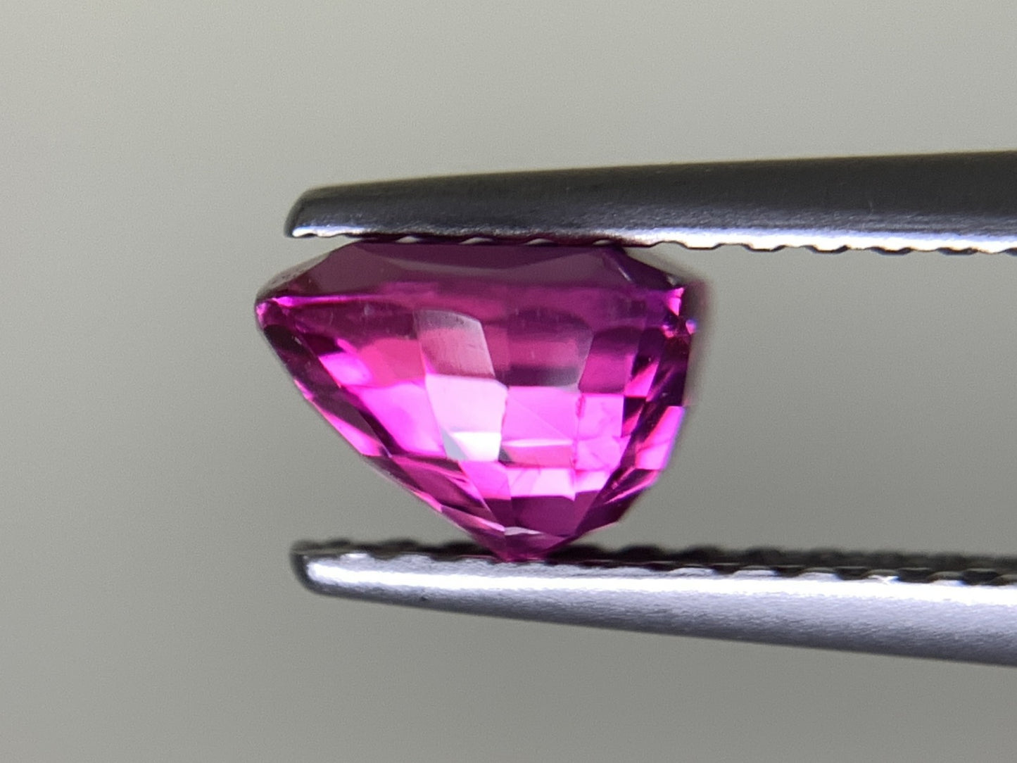 ピンクサファイア  天然  1.443ct  中央宝石ソーティング付き  6.12㎜×5.52㎜×4.47㎜   ルース（ 裸石 ） 5588Y