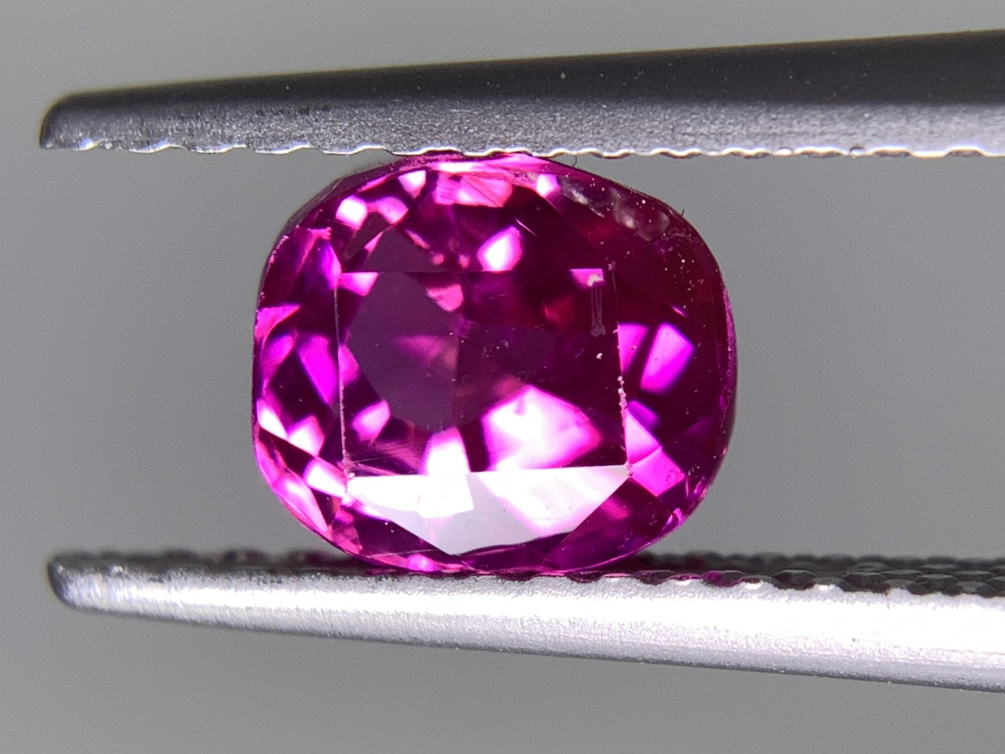 ピンクサファイア  天然  1.443ct  中央宝石ソーティング付き  6.12㎜×5.52㎜×4.47㎜   ルース（ 裸石 ） 5588Y