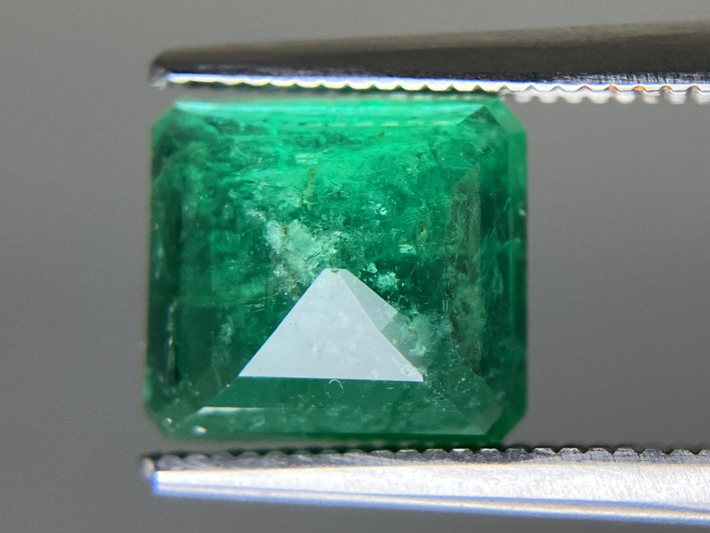 エメラルド 天然  2.690ct  中央宝石ソーティング付き  8.96㎜×8.08㎜×4.59㎜  ルース（ 裸石 ） 6128YY