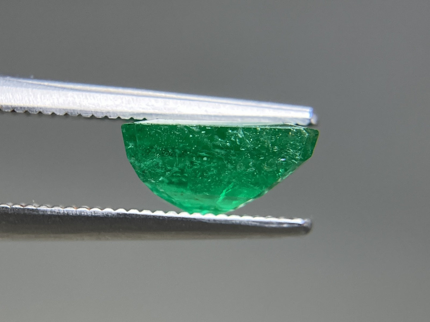 エメラルド 天然  2.690ct  中央宝石ソーティング付き  8.96㎜×8.08㎜×4.59㎜  ルース（ 裸石 ） 6128YY