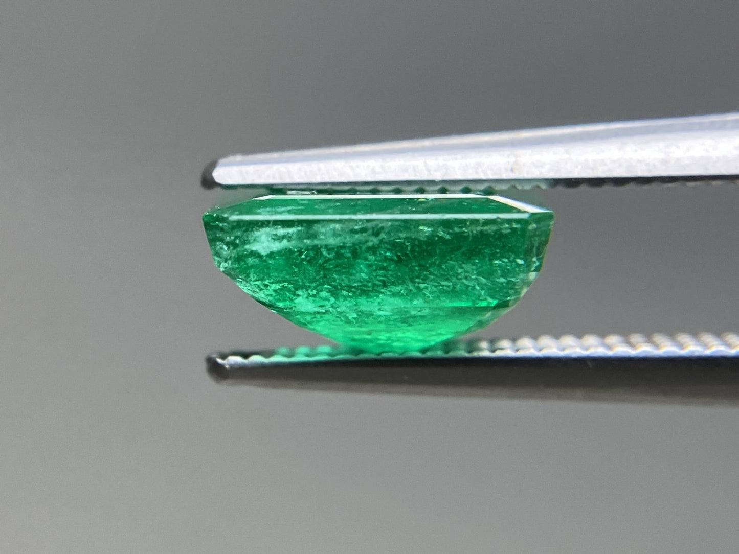エメラルド 天然  2.690ct  中央宝石ソーティング付き  8.96㎜×8.08㎜×4.59㎜  ルース（ 裸石 ） 6128YY