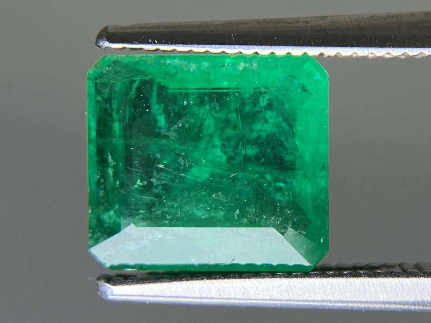 エメラルド 天然  2.690ct  中央宝石ソーティング付き  8.96㎜×8.08㎜×4.59㎜  ルース（ 裸石 ） 6128YY