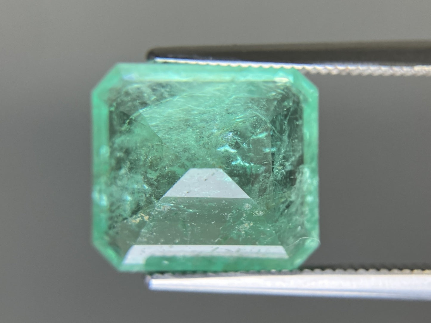 エメラルド 天然 7.883ct コロンビア 中央宝石鑑別書付き 12.96㎜×12.00㎜×7.34㎜ ルース（ 裸石 ） 6113YY