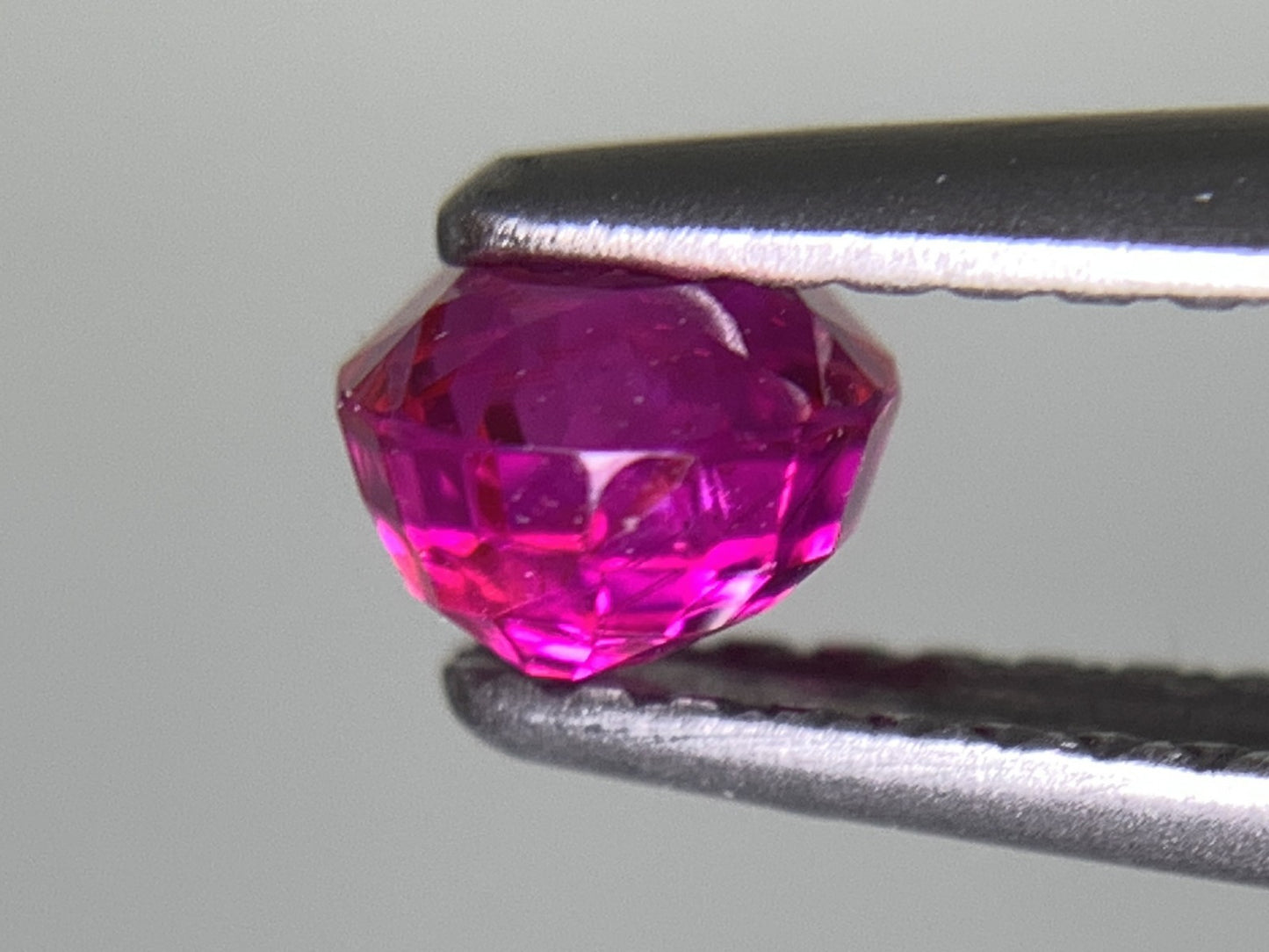 ルビー 天然 0.850ct 中央宝石ソーティング付き 5.25㎜×4.73㎜×3.63㎜ ルース（ 裸石 ） 7344Y
