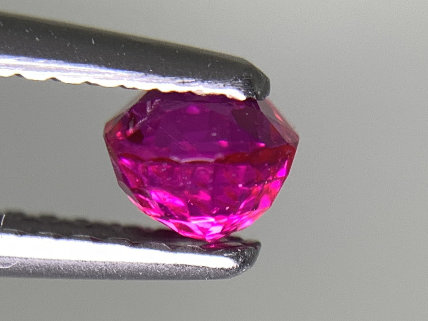 ルビー 天然 0.850ct 中央宝石ソーティング付き 5.25㎜×4.73㎜×3.63㎜ ルース（ 裸石 ） 7344Y