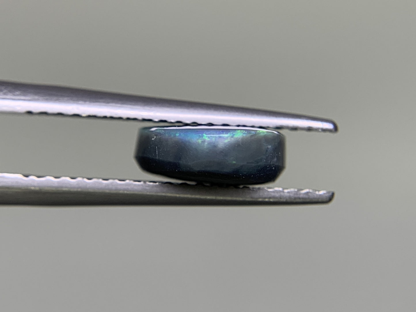 ブラックオパール　1.943ct　宝石ソーティング付き　10.1㎜×8.4㎜×3.3㎜ ルース（ 裸石 ）　 1695Y