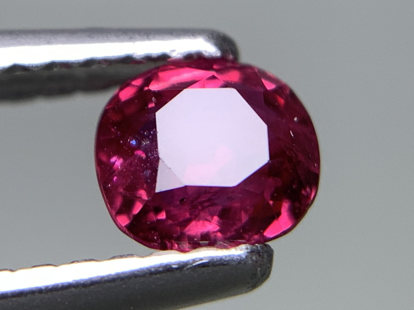 ルビー 天然 0.582ct 中央宝石ソーティング付き 4.95㎜×4.52㎜×2.66㎜ ルース（ 裸石 ） 7342Y