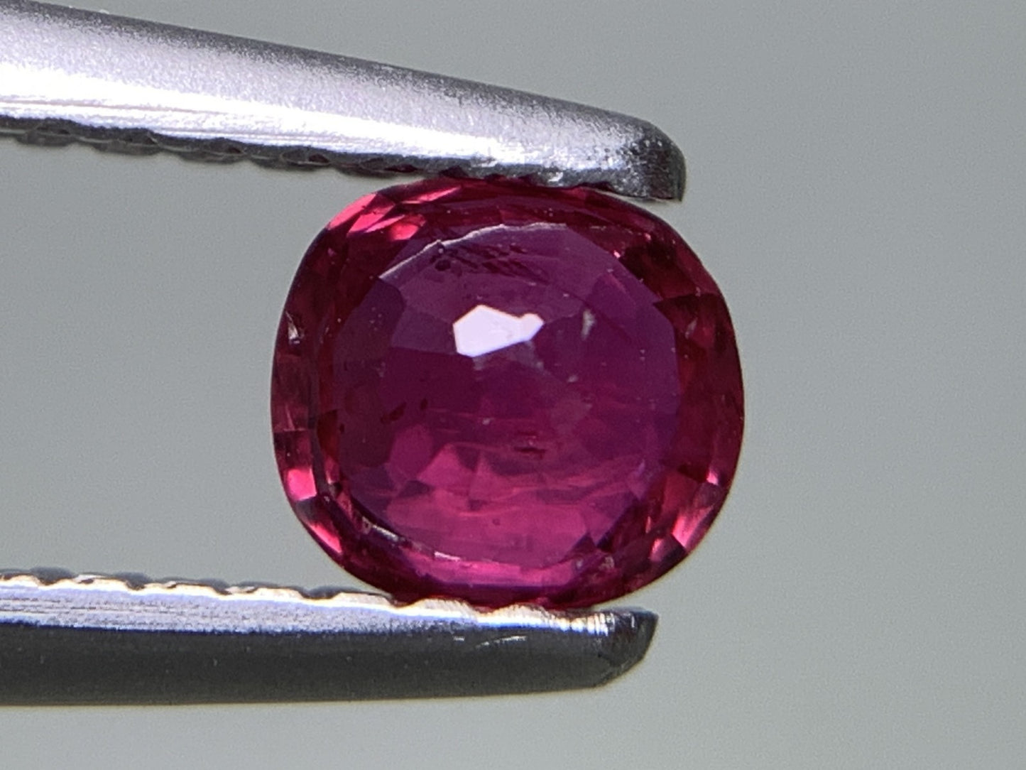 ルビー 天然 0.582ct 中央宝石ソーティング付き 4.95㎜×4.52㎜×2.66㎜ ルース（ 裸石 ） 7342Y