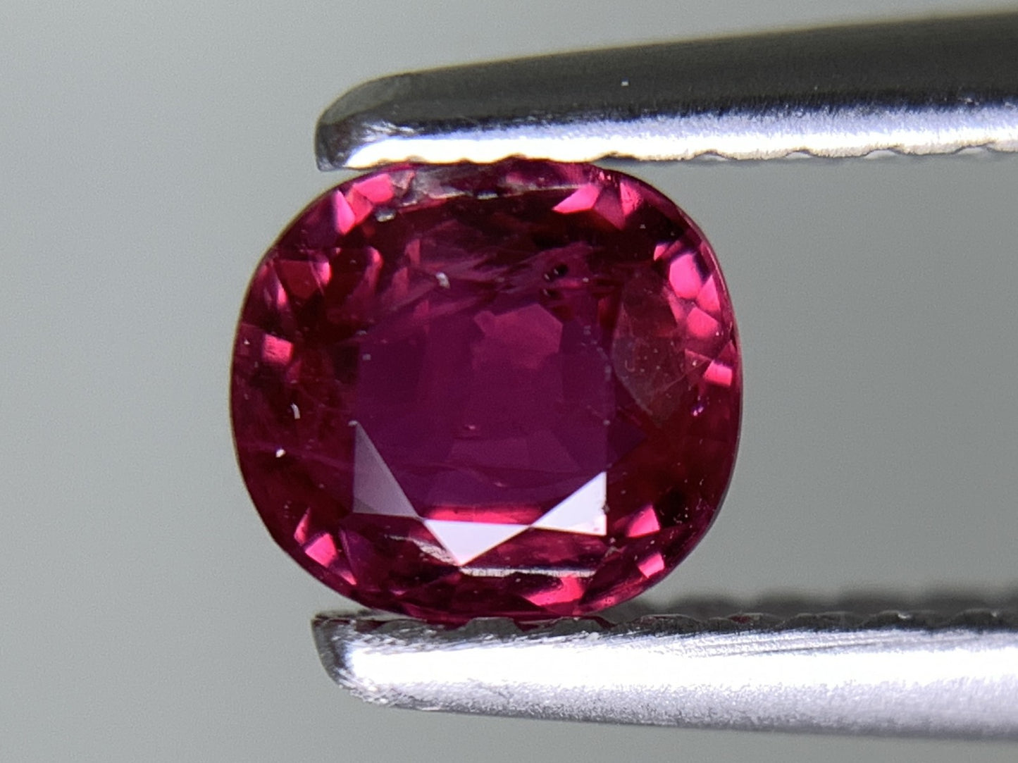 ルビー 天然 0.582ct 中央宝石ソーティング付き 4.95㎜×4.52㎜×2.66㎜ ルース（ 裸石 ） 7342Y