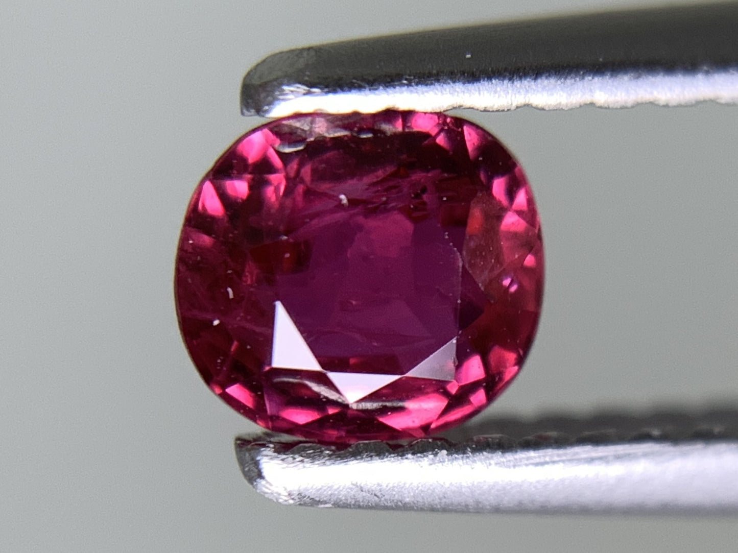 ルビー 天然 0.582ct 中央宝石ソーティング付き 4.95㎜×4.52㎜×2.66㎜ ルース（ 裸石 ） 7342Y