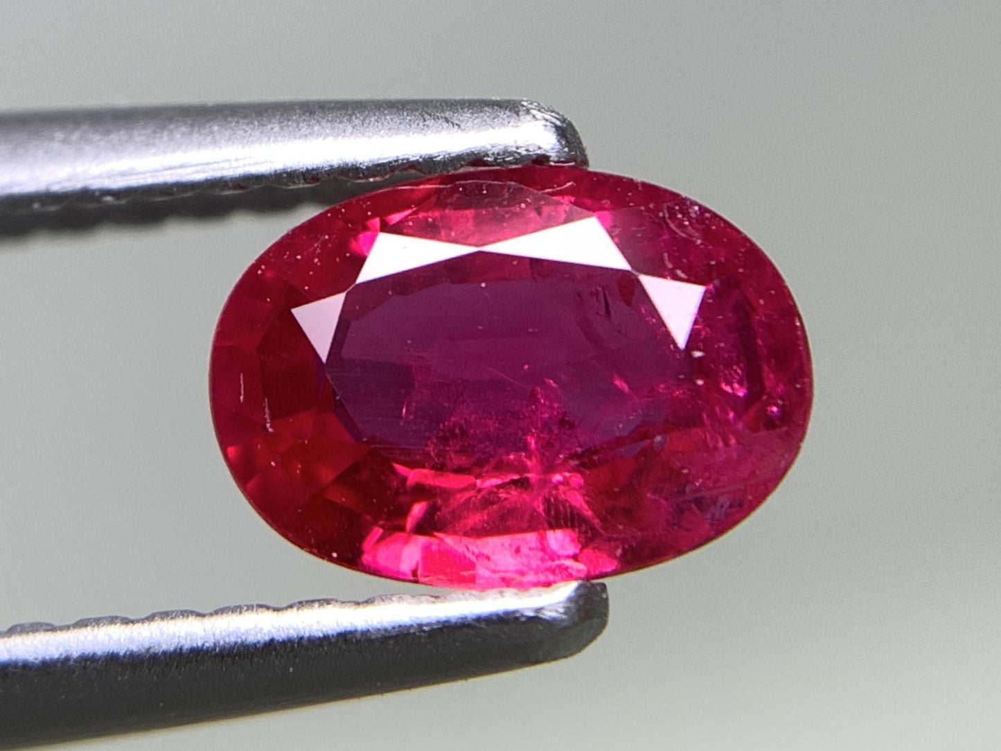 ルビー 天然 0.849ct 宝石ソーティング付き 6.8㎜×4.8㎜×2.6㎜ ルース（ 裸石 ） 7378Y