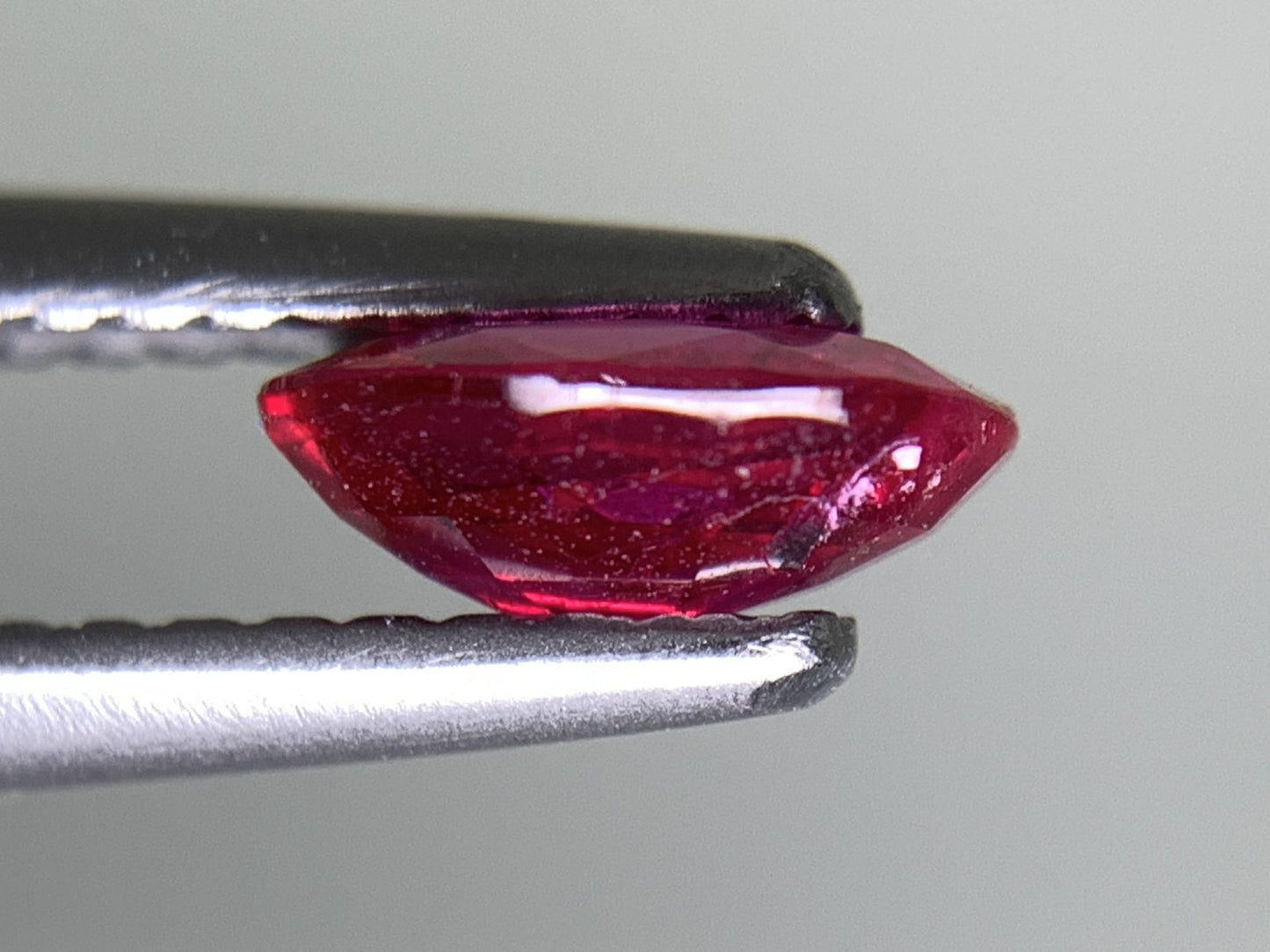 ルビー 天然 0.849ct 宝石ソーティング付き 6.8㎜×4.8㎜×2.6㎜ ルース（ 裸石 ） 7378Y