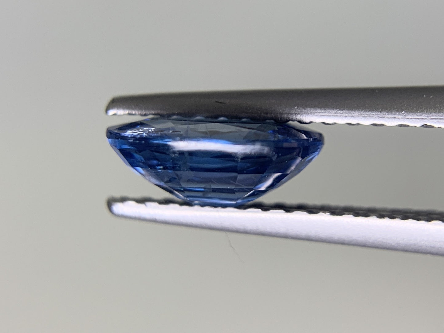 サファイア　1.431ct　宝石ソーティング付き　7.9㎜×6.0㎜×3.2㎜　 ルース（ 裸石 ）　 1700Y
