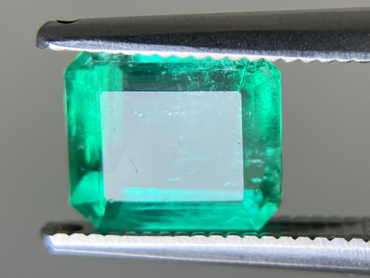 エメラルド 天然 1.610ct 中央宝石ソーティング付き 7.55㎜×6.63㎜×3.93㎜ ルース（ 裸石 ） 6243YY