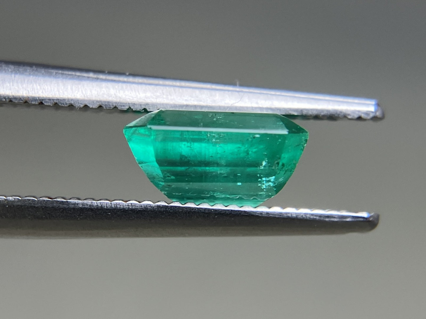 エメラルド 天然 1.610ct 中央宝石ソーティング付き 7.55㎜×6.63㎜×3.93㎜ ルース（ 裸石 ） 6243YY