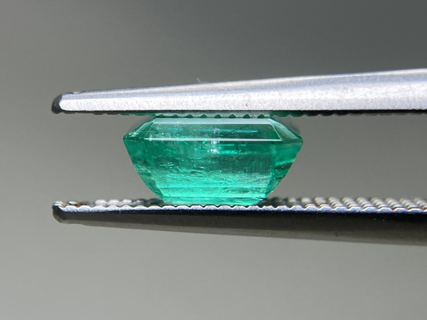 エメラルド 天然 1.610ct 中央宝石ソーティング付き 7.55㎜×6.63㎜×3.93㎜ ルース（ 裸石 ） 6243YY