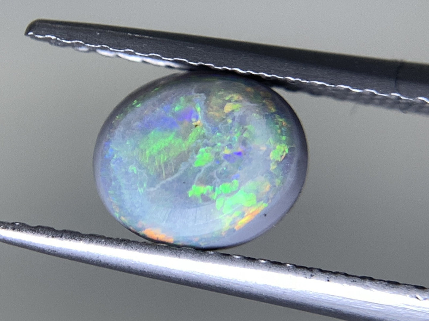 ブラックオパール  天然  0.958ct  中央宝石ソーティング付き  7.3㎜×6.2㎜×3.3㎜   ルース（ 裸石 ） 5500Y