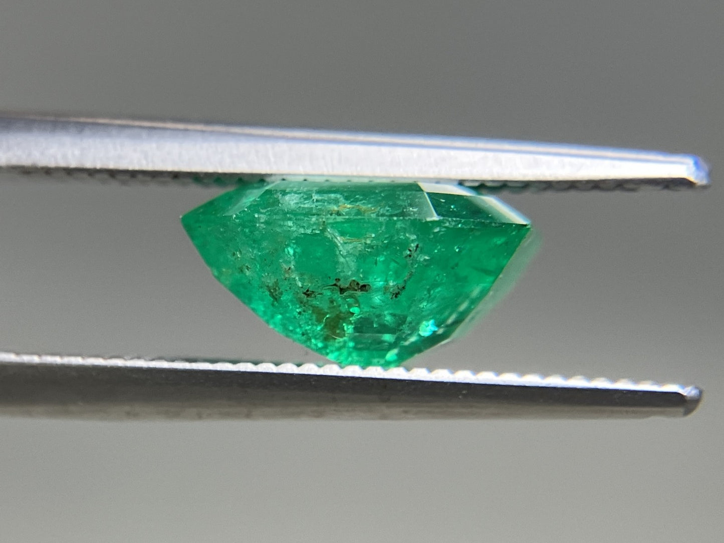 エメラルド 天然 3.217ct 中央宝石ソーティング付き 9.59㎜×9.38㎜×4.99㎜ ルース（ 裸石 ） 6260YY