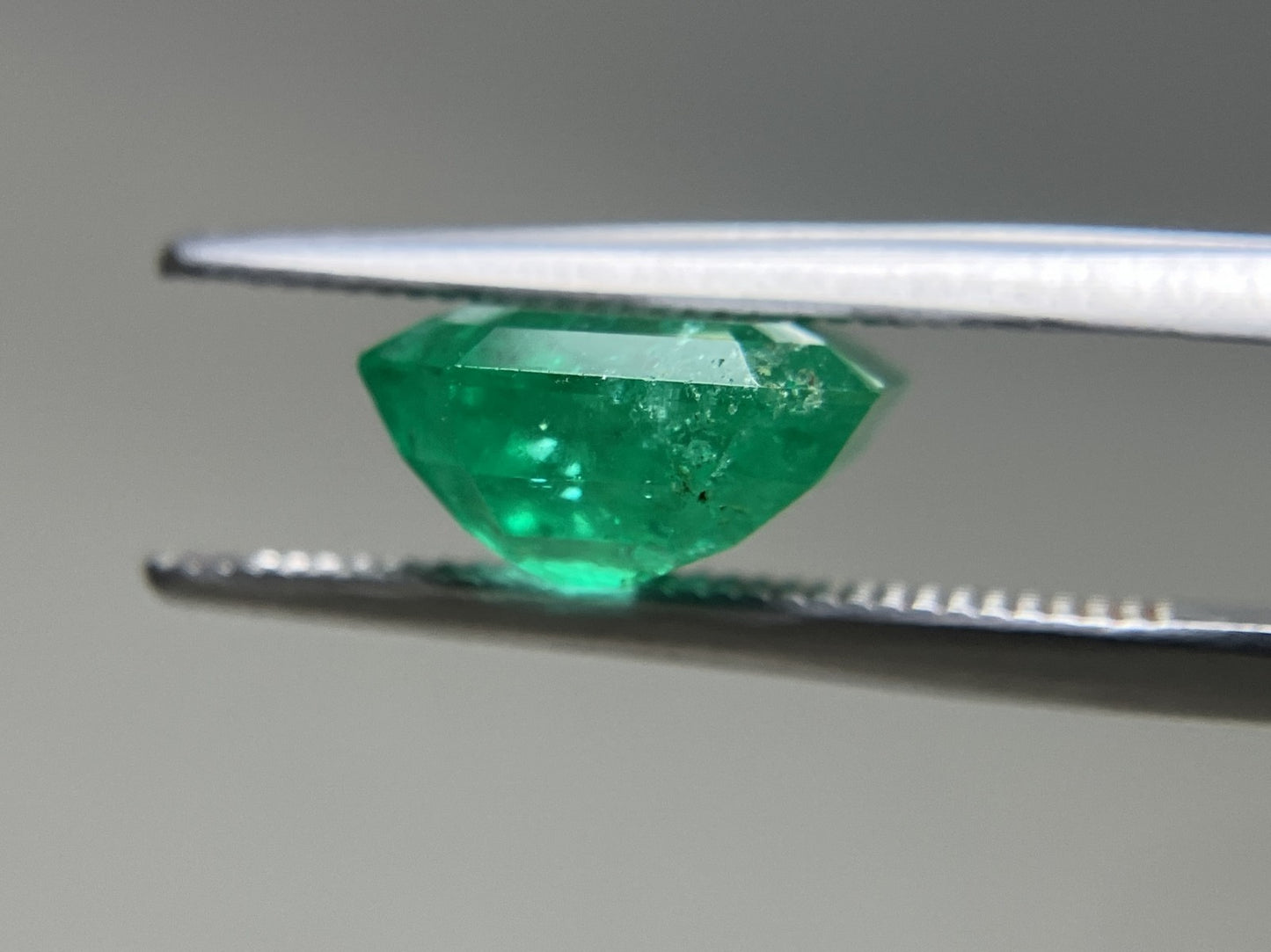 エメラルド 天然 3.217ct 中央宝石ソーティング付き 9.59㎜×9.38㎜×4.99㎜ ルース（ 裸石 ） 6260YY