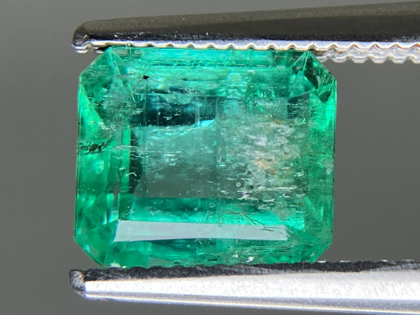エメラルド 天然 1.656ct 中央宝石ソーティング付き 7.67㎜×6.70㎜×4.10㎜ ルース（ 裸石 ） 6228YY