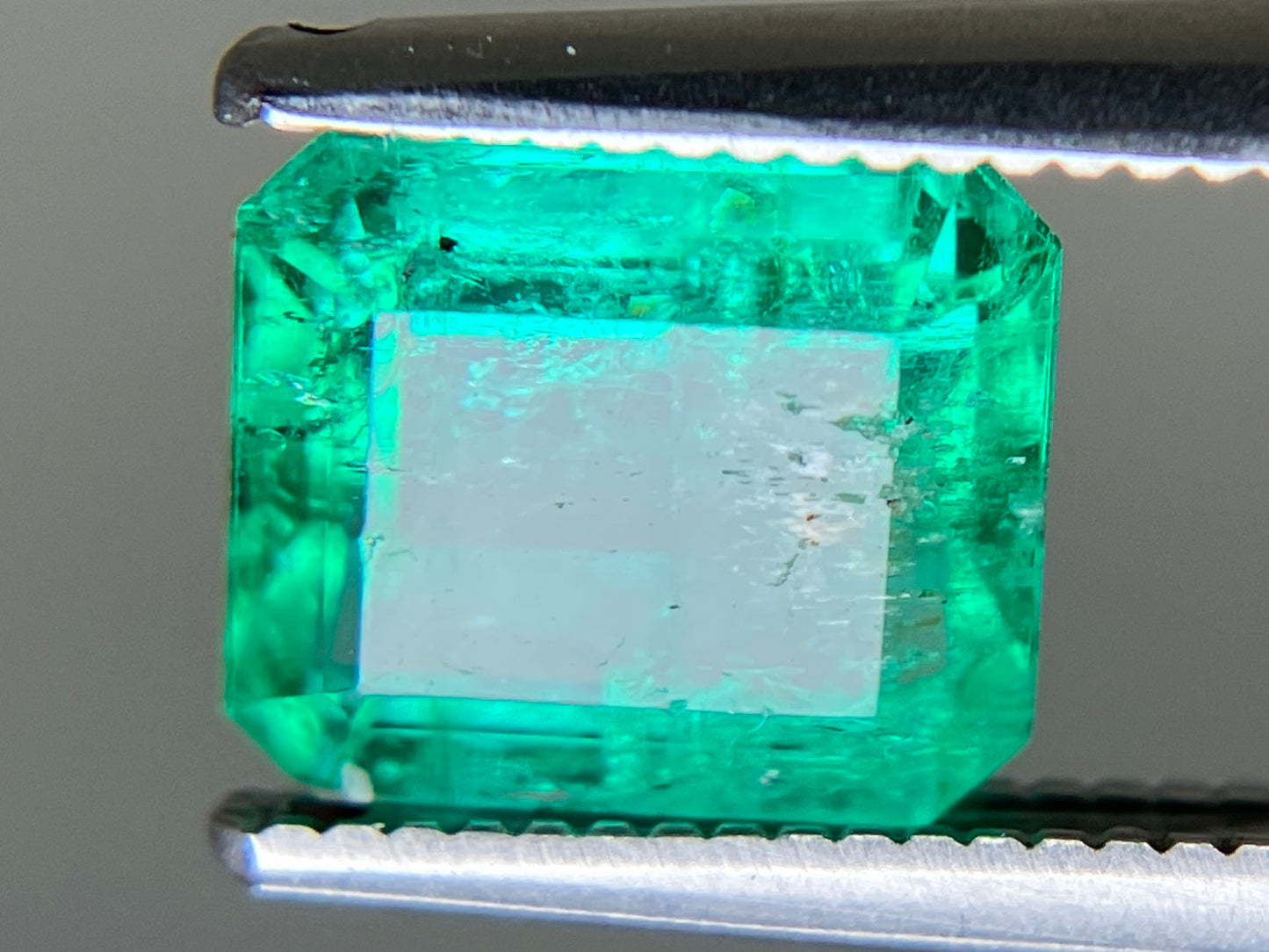 エメラルド 天然 1.656ct 中央宝石ソーティング付き 7.67㎜×6.70㎜×4.10㎜ ルース（ 裸石 ） 6228YY